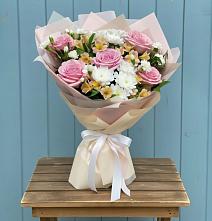 Букет цветов из:  Гвоздики, Орхидеи и Розы в Вуктыле