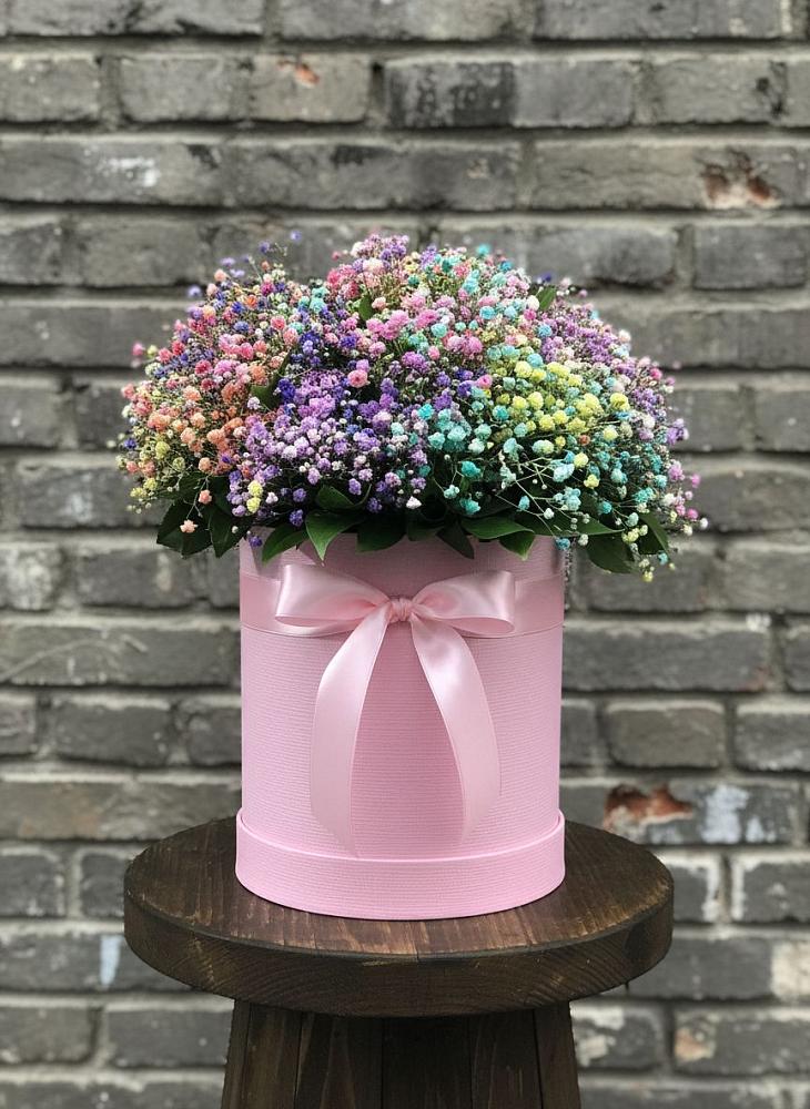 Цветочная композиция из Гипсофила и Розы в шляпной коробке в Вуктыле