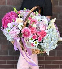 Композиция солнечный день в Вуктыле Цветочная композиция из Розы, Хризантемы, Пионы и Лизиантусы в корзине в Вуктыле