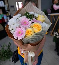 Букет цветов из:  Герберы, Розы и Хризантемы в Вуктыле