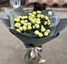 Букет Белые кустовые розы Солинеро в Вуктыле