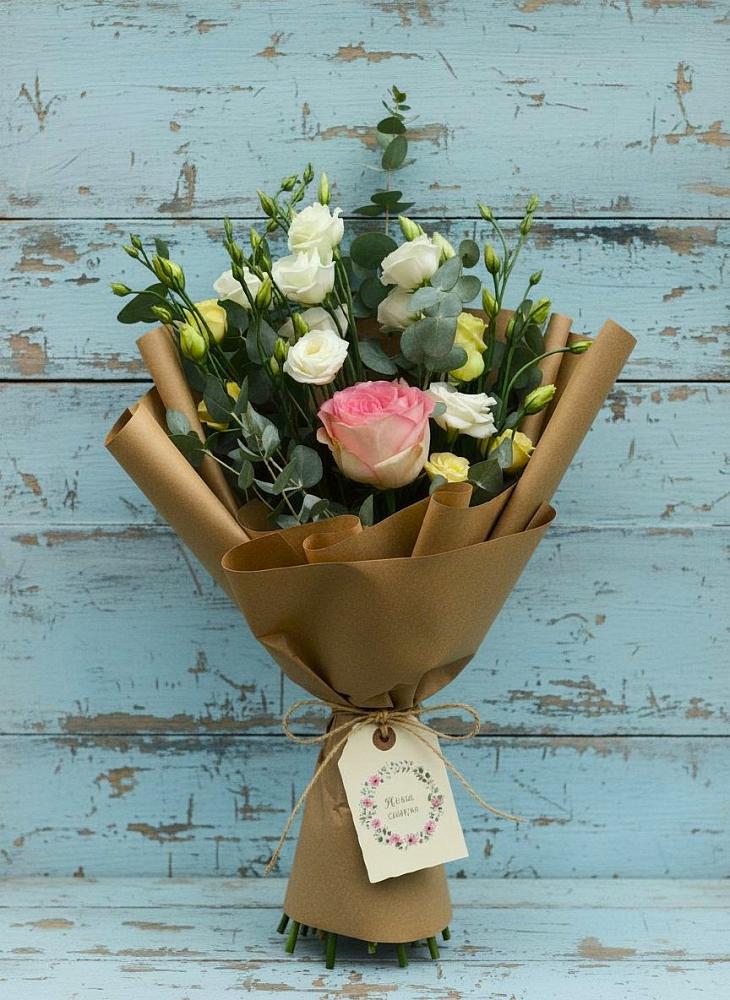 Букет цветов из: Розы и Лизиантусы в Вуктыле