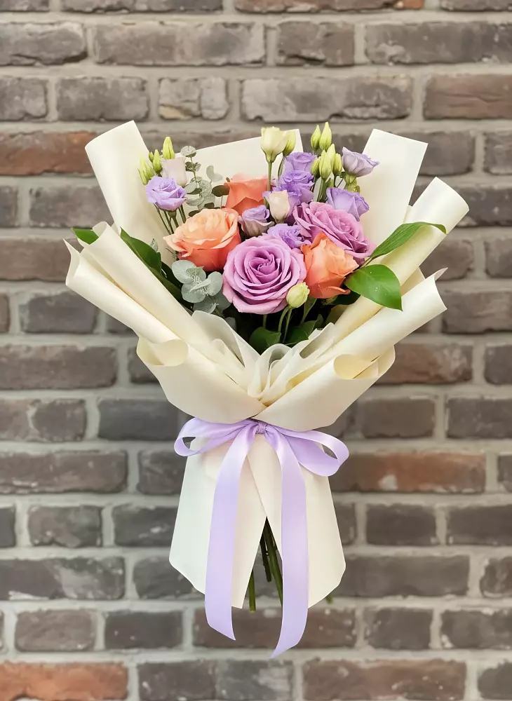 Букет цветов из: Лизиантусы и Розы в Вуктыле