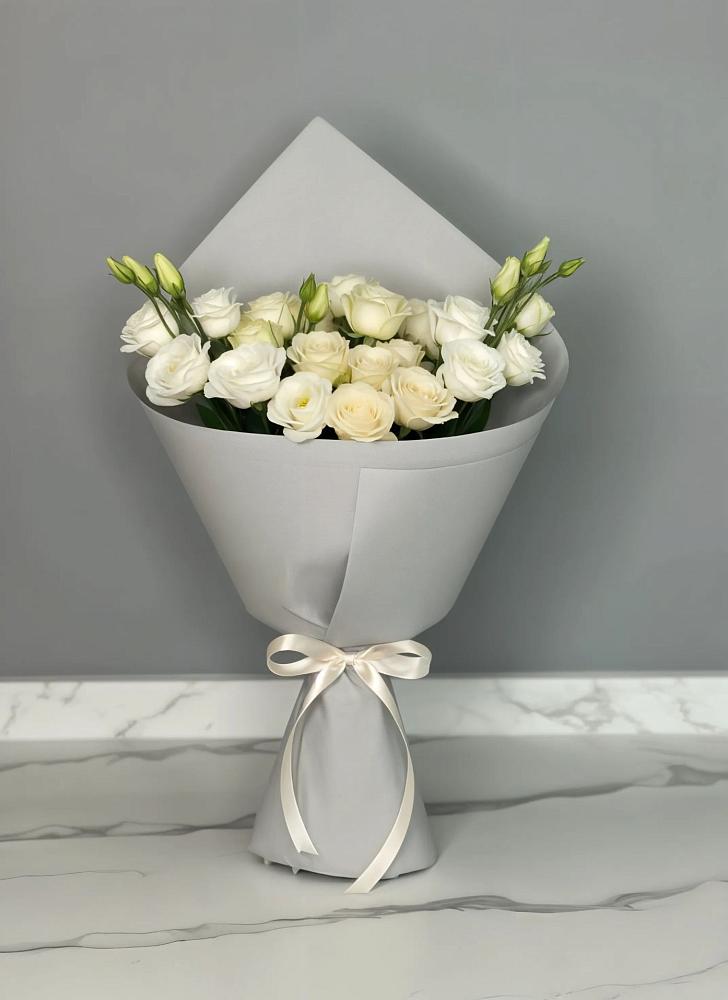 Букет цветов из: Розы и Лизиантусы в Вуктыле