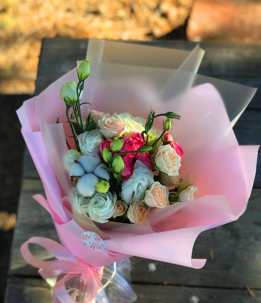 Букет цветов из: Розы и Лизиантусы в Вуктыле