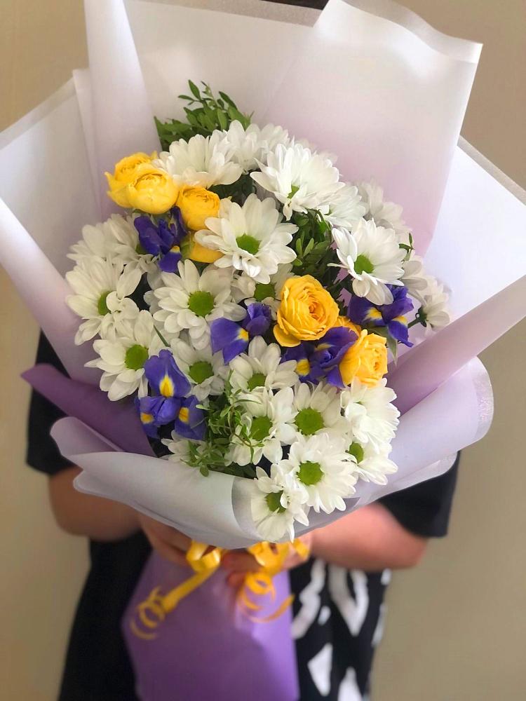 Букет цветов из: Ирисы, Хризантемы и Розы в Вуктыле