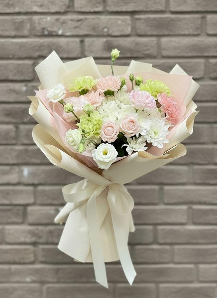 Букет цветов из: Гвоздики, Розы, Лизиантусы и Хризантемы в Вуктыле