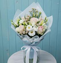 Букет цветов из:  Розы и Лизиантусы в Вуктыле