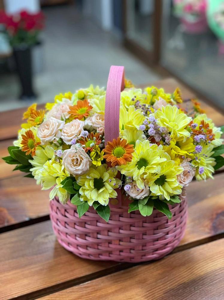 Цветочная композиция из Хризантемы и Розы в корзине в Вуктыле
