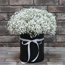 Цветочная композиция из Гипсофила в шляпной коробке в Вуктыле