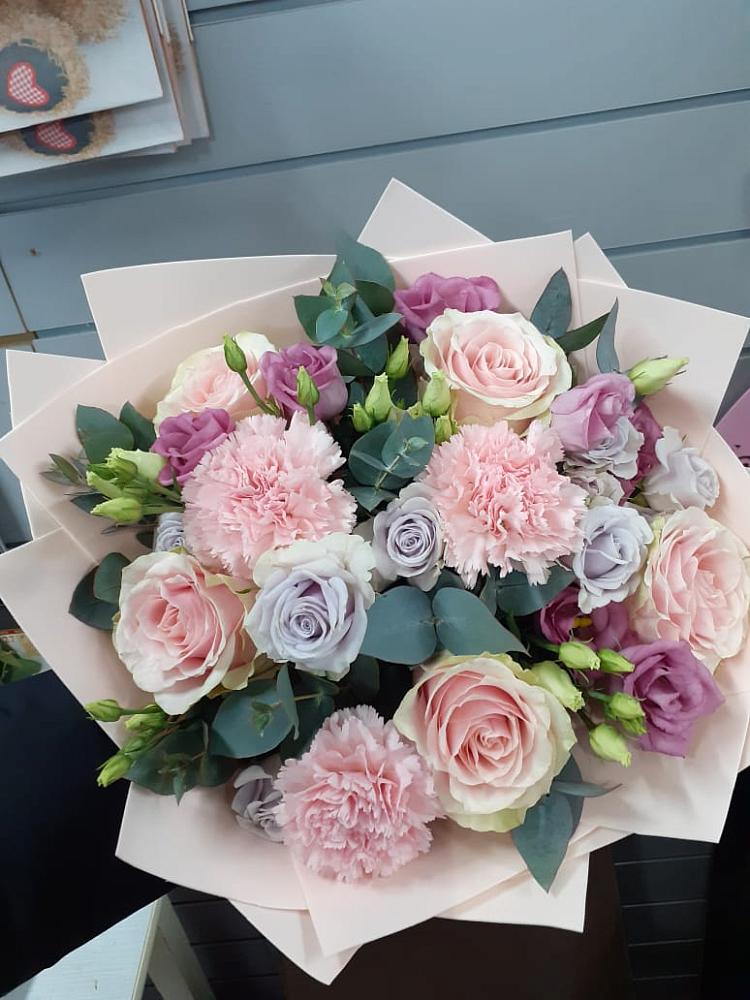 Букет цветов из: Розы, Гвоздики и Лизиантусы в Вуктыле